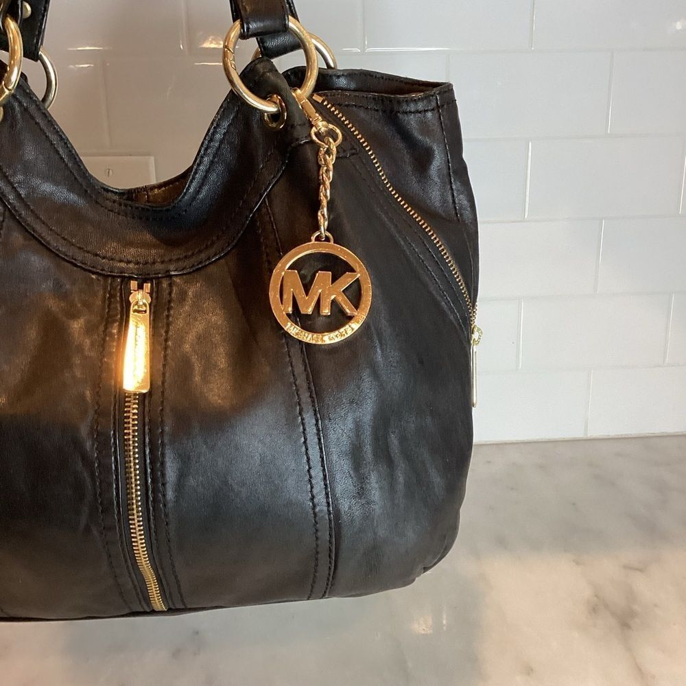 MICHAEL KORS MOXLEY BLACK SOFT LEATHER SHOULDER TOTE - Picture 3 of 16